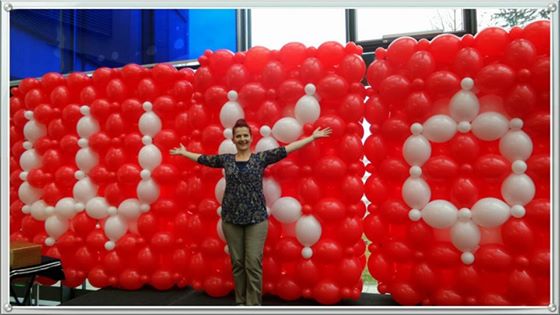 Décoration de salle avec un sculpteur de ballons